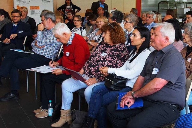 Rund 70 Teilnehmer trafen sich zum ers...en und die Umsetzbarkeit diskutierten.  | Foto: Boris Burkhardt