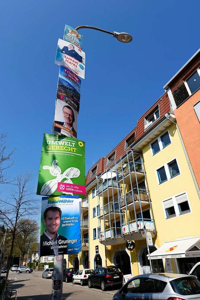 An Freiburgs Straenlaternen reihen sich die Wahlplakate.  | Foto: Thomas Kunz