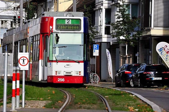 Die Polizei sucht Zeugen zu einem zwischen Tram und Auto (Symbolfoto).  | Foto: Thomas Kunz