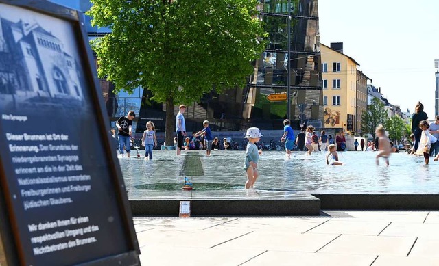 Stilles Gedenken und quirliges Platzbe...ren auf dem Platz im Herzen der Stadt.  | Foto: Rita Eggstein