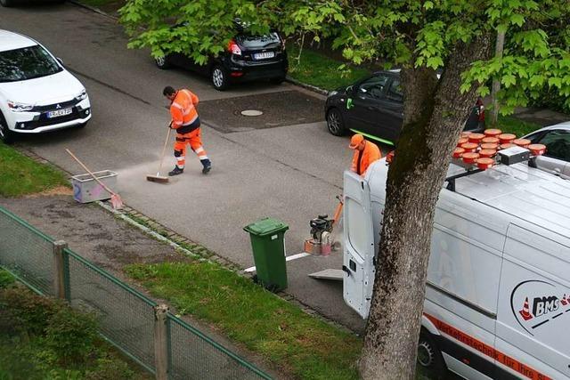 Von Anwohnern gemachte Straenmarkierungen in der Ekkebertstrae werden entfernt