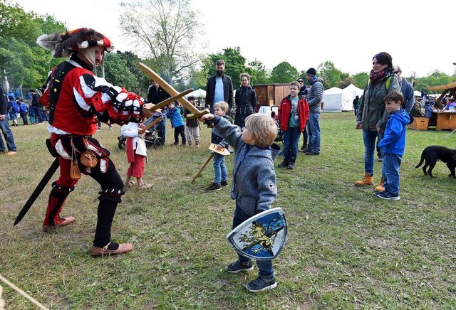 Kleine und groe Ritter im Duell mit Schwert und Schild  | Foto: Rita Eggstein