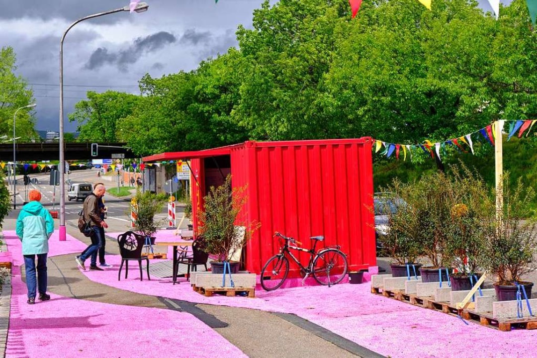 Der IBA-Container mit pinkfarbenem Tep...hnchen lud Passanten zum Gesprch ein.  | Foto: Ansgar Taschinkski