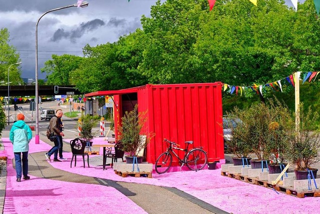 Der IBA-Container mit pinkfarbenem Tep...hnchen lud Passanten zum Gesprch ein.  | Foto: Ansgar Taschinkski