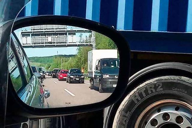 Auto fhrt auf der A98 auf wartenden Lkw