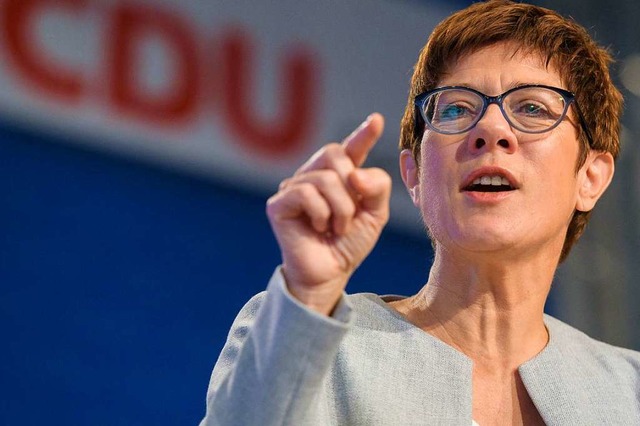 Annegret Kramp-Karrenbauer sieht die Koalition mit der SPD nicht gefhrdet.  | Foto: Oliver Dietze (dpa)