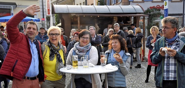 Gute Laune gehrt dazu - auf dem Marktplatz schon recht frh am Abend  | Foto: Markus Zimmermann