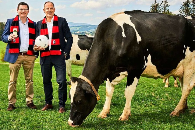 Auf eine gute Partnerschaft: Oliver Le...r die vorzeitige Vertragsverlngerung.  | Foto: sc freiburg