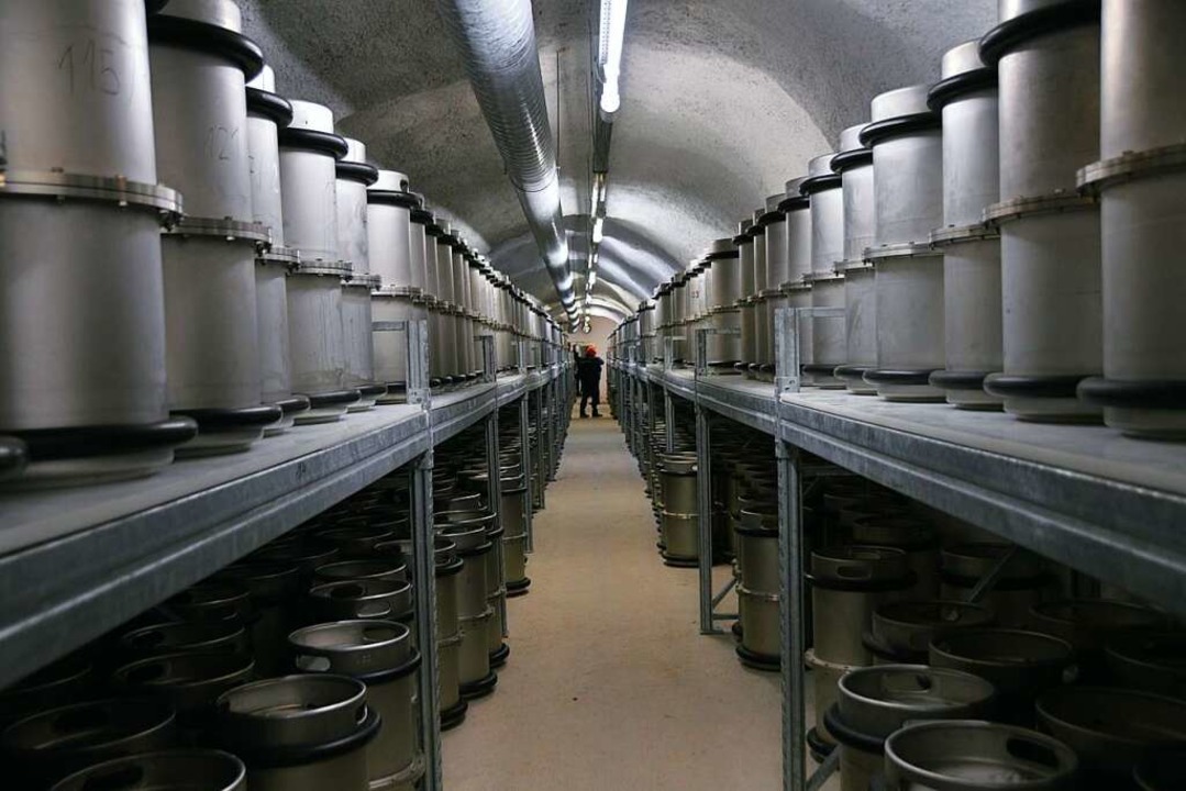 Die Dokumente sind auf Mikrofilmen gespeichert und lagern in Edelstahlfssern.  | Foto: Horatio Gollin