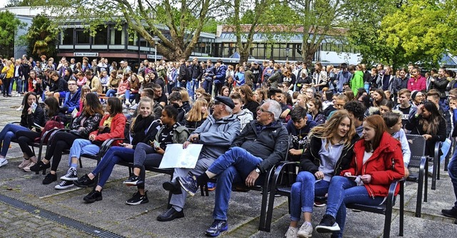 Zum Dekanatsfirmtag kamen rund 450 Jugendliche in den Bad Krozinger Kurpark.   | Foto: Gabriele Hennicke