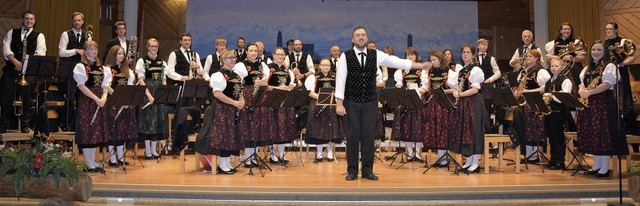 Fr den langanhaltenden Applaus bedank...chenschwand mit Dirigent Markus Loo.   | Foto: Stefan Pichler