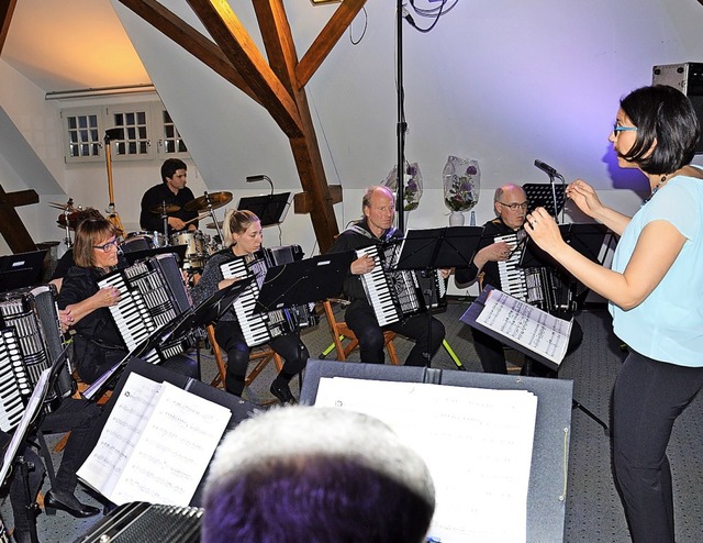 Dirigentin Daniela Ruta hat das Maulbu...m Jahreskonzert wieder voll im Griff.   | Foto: Georg Diehl