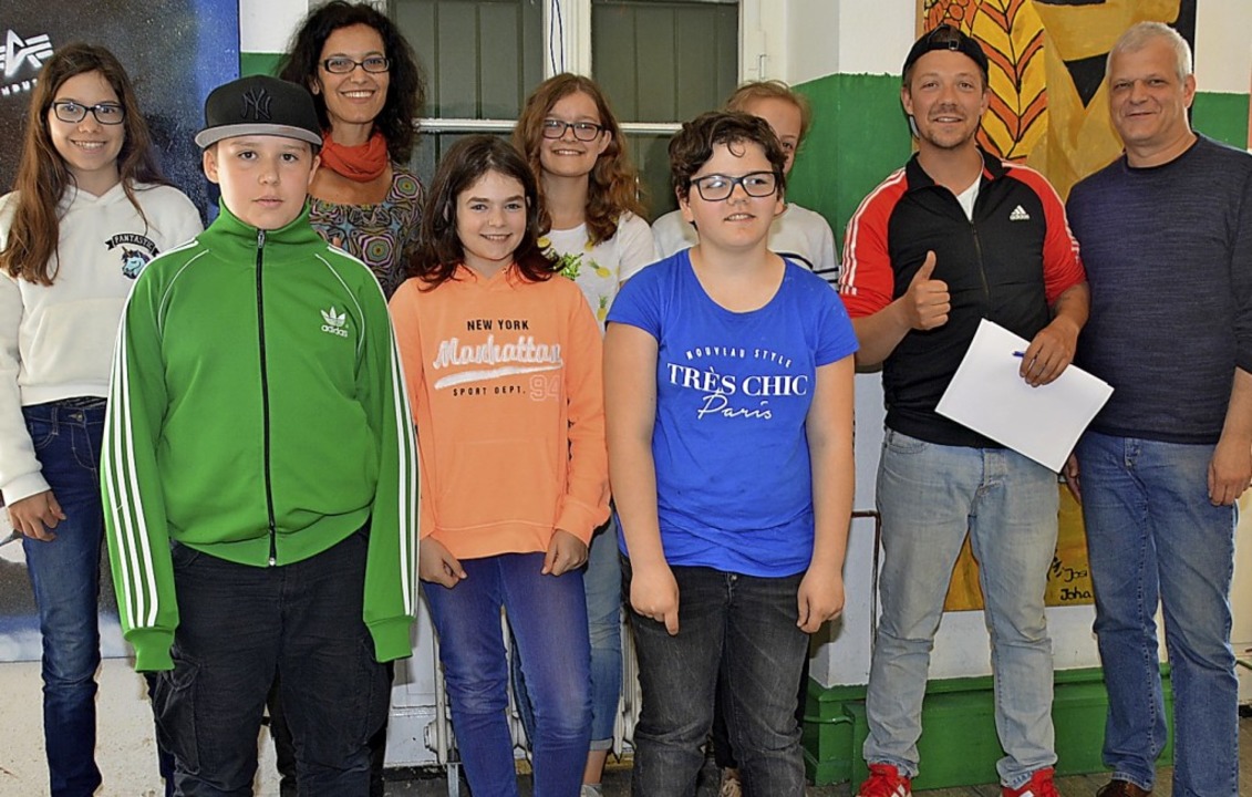 Jugendliche im Jugendhaus Wyhlen mit T..., dem Chef des Jugendhauses (rechts).   | Foto: D. Hirschberger