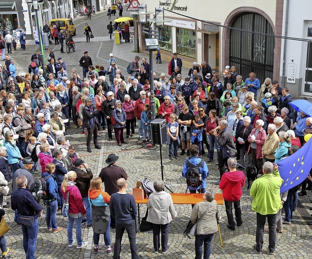 Mit einem Flashmob setzten zahlreiche ...Europawahlen am 28. Mai zu beteiligen.  | Foto: Dagmar Barber