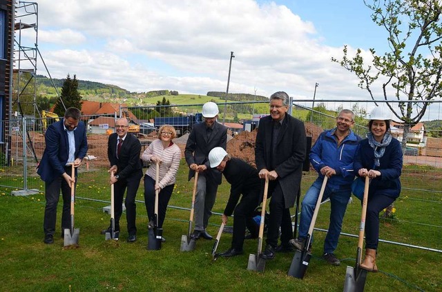 Schulleiter Bernd Mugrauer, Brgermeis...ng in Rickenbach  ordentlich ins Zeug.  | Foto: Christiane Sahli