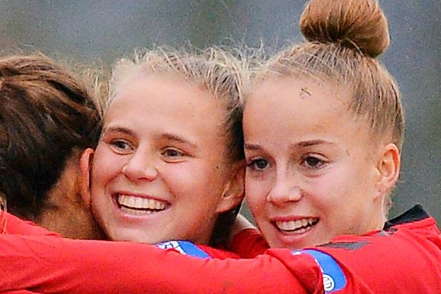 Klara Bhl und Giulia Gwinn (rechts) d... sich ber ihre WM-Nominierung freuen.  | Foto: patrick seeger