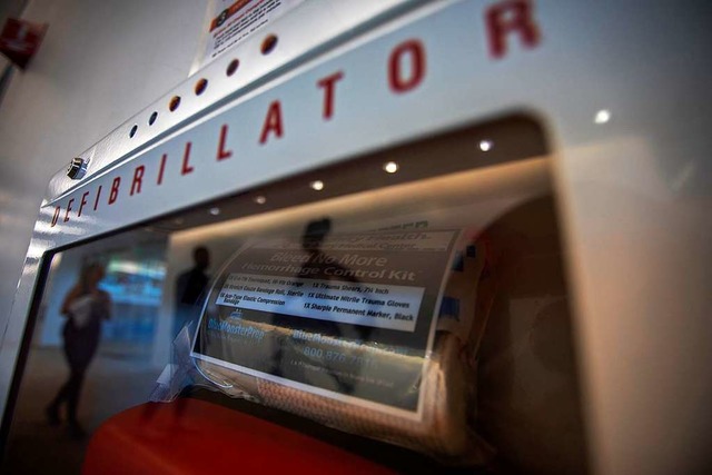 Ein Defibrillator kann Leben retten.  | Foto: AFP