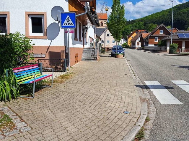 Das Mitfahrbnkle in Wittelbach steht ... Nhe zum Fugngerberweg kritisiert.  | Foto: Beate Zehnle-Lehmann
