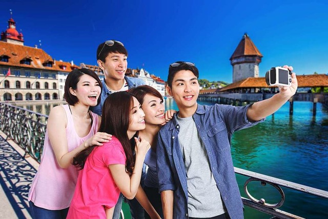 Eine Gruppe chinesische Touristen macht einen Selfie. (Symbolbild)  | Foto: ryanking999/gevisions/stock.adobe.com, Montage: BZ