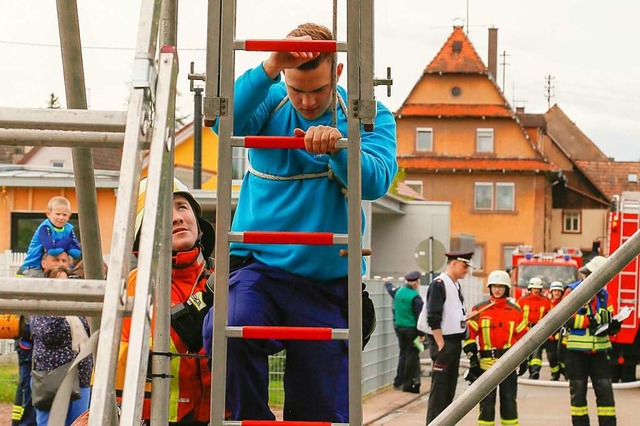 Die Rettung vom Balkon wurde am Gerst simuliert.  | Foto: Sandra Decoux-Kone