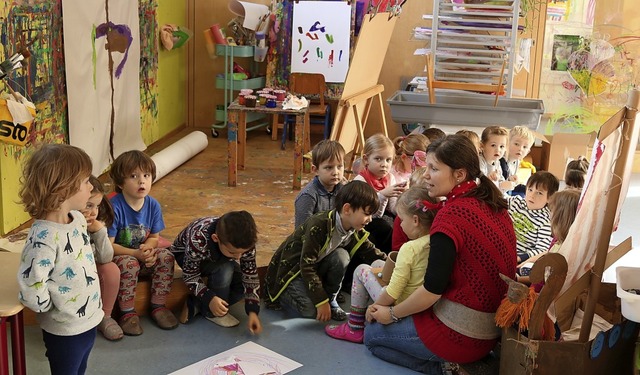 Der Bedarf an Kindergartenpltzen stei...r Erzhlzeit mit ihren Schtzlingen.    | Foto: Jens Wursthorn