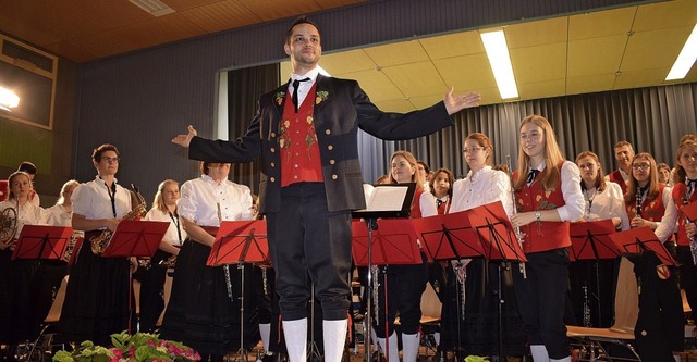 Der neue Dirigent des Ihringer Musikve... den Musikerinnen und Musikern feiern.  | Foto: Cecile Buchholz