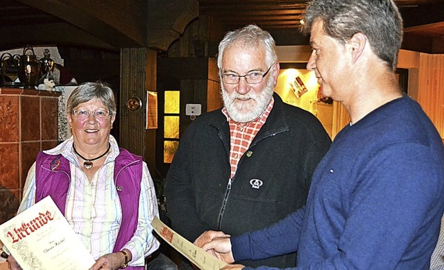 Vorstand Michael Stahl berreichte Ado...renurkunde fr 40 Jahre Vereinstreue.   | Foto: paul berger