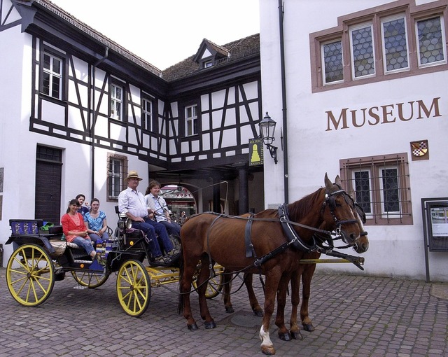 Mit der Pferdekutsche unterwegs in der...wieder geben. Start ist am Marktplatz.  | Foto: Peter Thomann