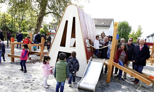 Die Kinder testen den Spielplatz, die Lahrer Stadtrte freut&#8217;s.   | Foto: Heidi Fssel