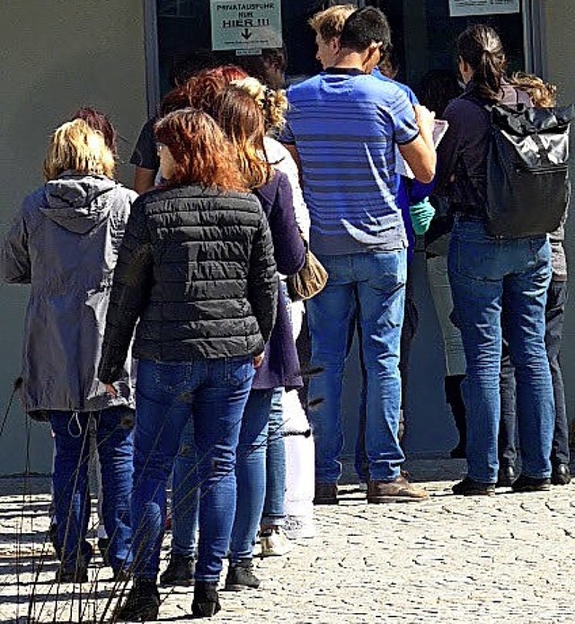 Einkaufstouristen stehen am Zoll Schla...bescheinigungen abstempeln zu lassen.   | Foto: Gramespacher