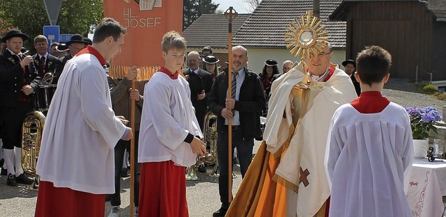 Dem Heiligen Josef wurde in einer Prozession mit Pfarrer Ivan Hoyanic gedacht.  | Foto: Cornelia Liebwein