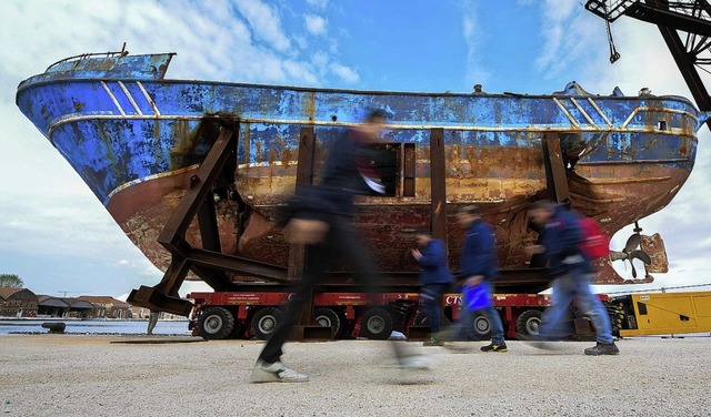 Das Wrack eines gesunkenen Flchtlingsschiffs auf der Biennale  | Foto: AFP