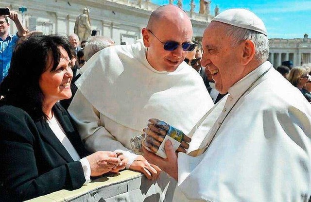 Brgermeisterin Janette Fuchs berreic...rsplatz in Rom Lebkuchen aus Todtmoos.  | Foto: Vatican Media