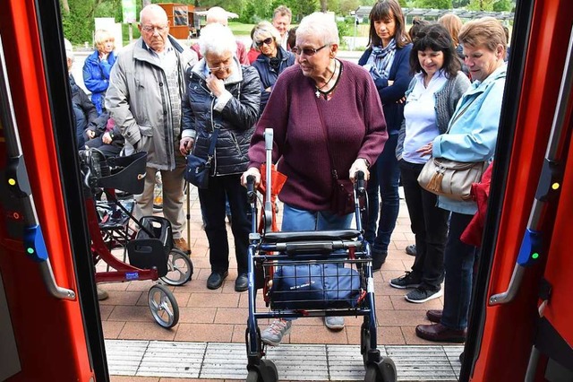 Karin Nehrlich ist gerne unterwegs &#8...das Ein- und Aussteigen sicher klappt.  | Foto: Andrea Steinhart