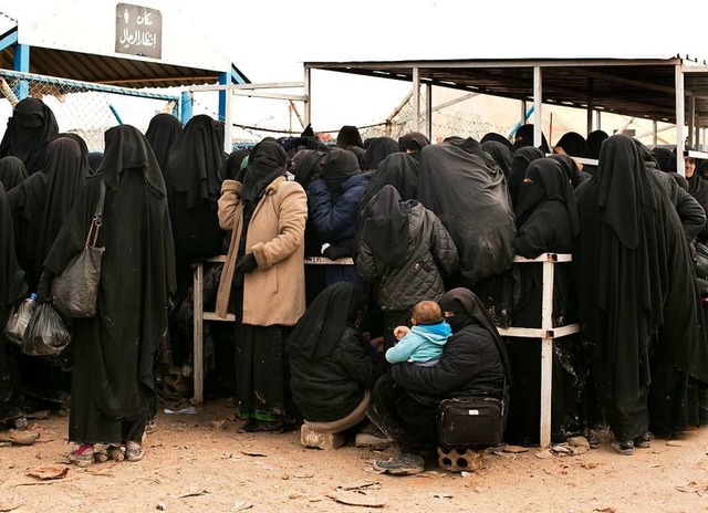 Frauen stellen sich fr Hilfsgter im Lager al-Hol in Syrien ein  | Foto: dpa