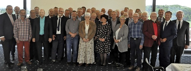 34 der 43 Handwerkermeisterinnen und -...r Philipp Frank (Zweiter von rechts).   | Foto: Claus Bingold
