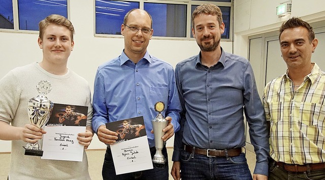 Vereinsmeister und Gratulanten (von l....b, Florian Gerhart und Michael Stroda   | Foto: Ilona Hge