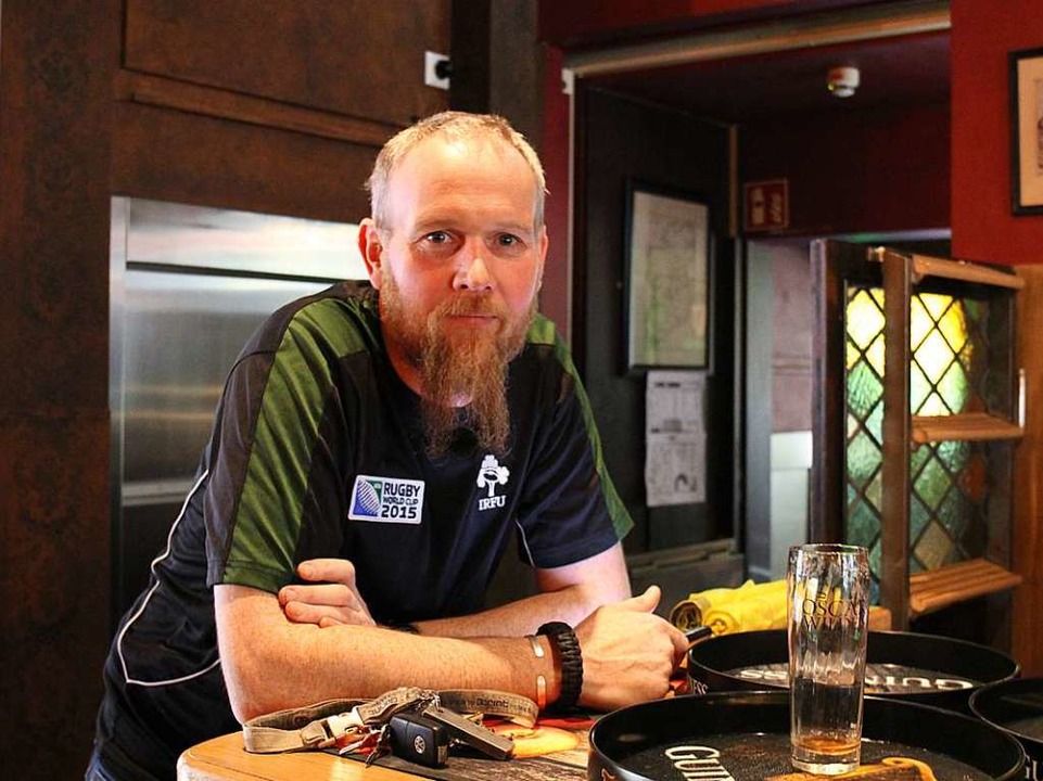 Kieran Mullen ist gelernter Tischler und hat das meiste im Pub selbstgebaut.  | Foto: Emma Tries
