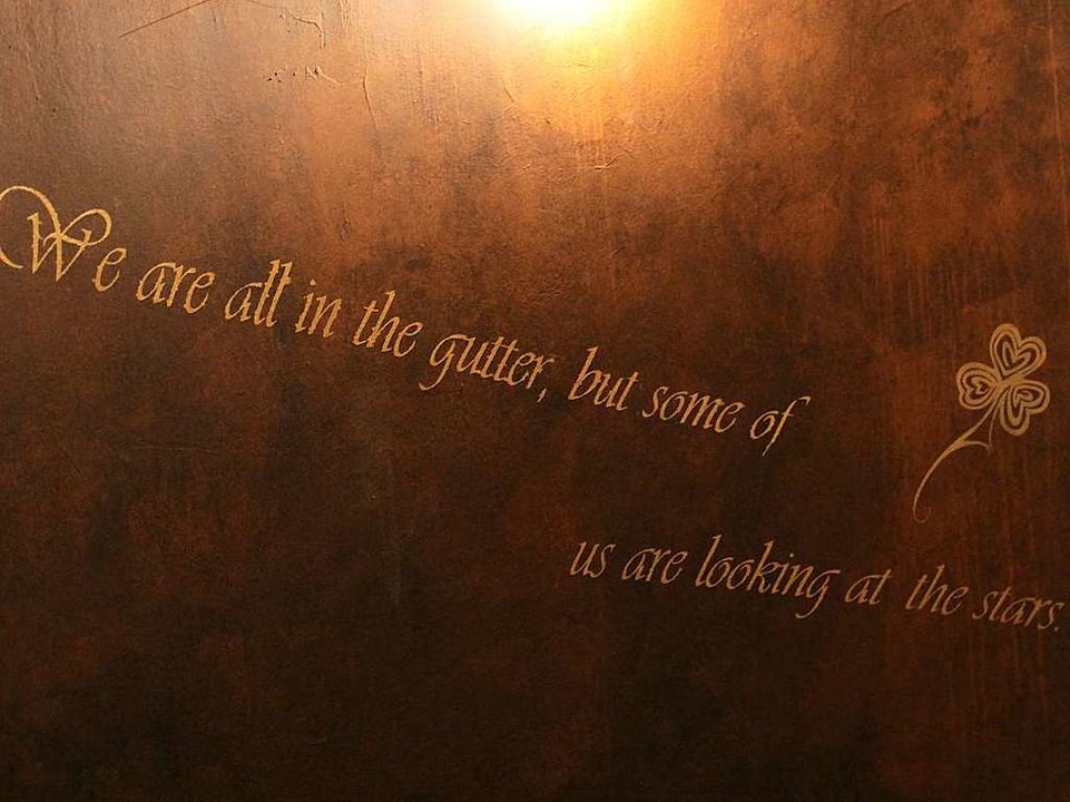 Der Pub ist mit Zitaten von Oscar Wilde geschmückt.  | Foto: Emma Tries