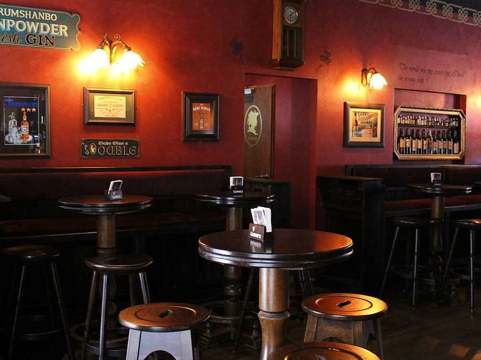 Aus weißen Wänden und Möbeln, wurde echtes Pub-Feeling.  | Foto: Emma Tries