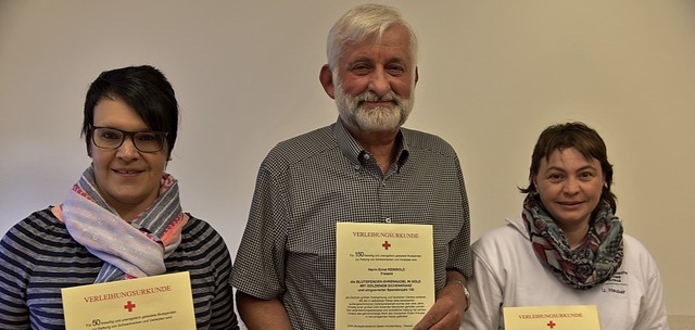 Birgit Griesbaum, Ernst Reinbold und U...eziehungsweise 150 Blutspenden geehrt.  | Foto: Benedikt Sommer