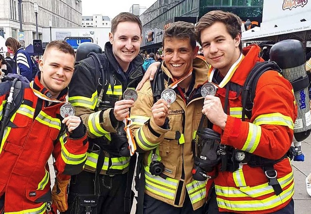 Georg Troschier, Pascal Kirn, Kevin St... Treppenlauf in Berlin ihre Fitness.    | Foto: Feuerwehr Weil