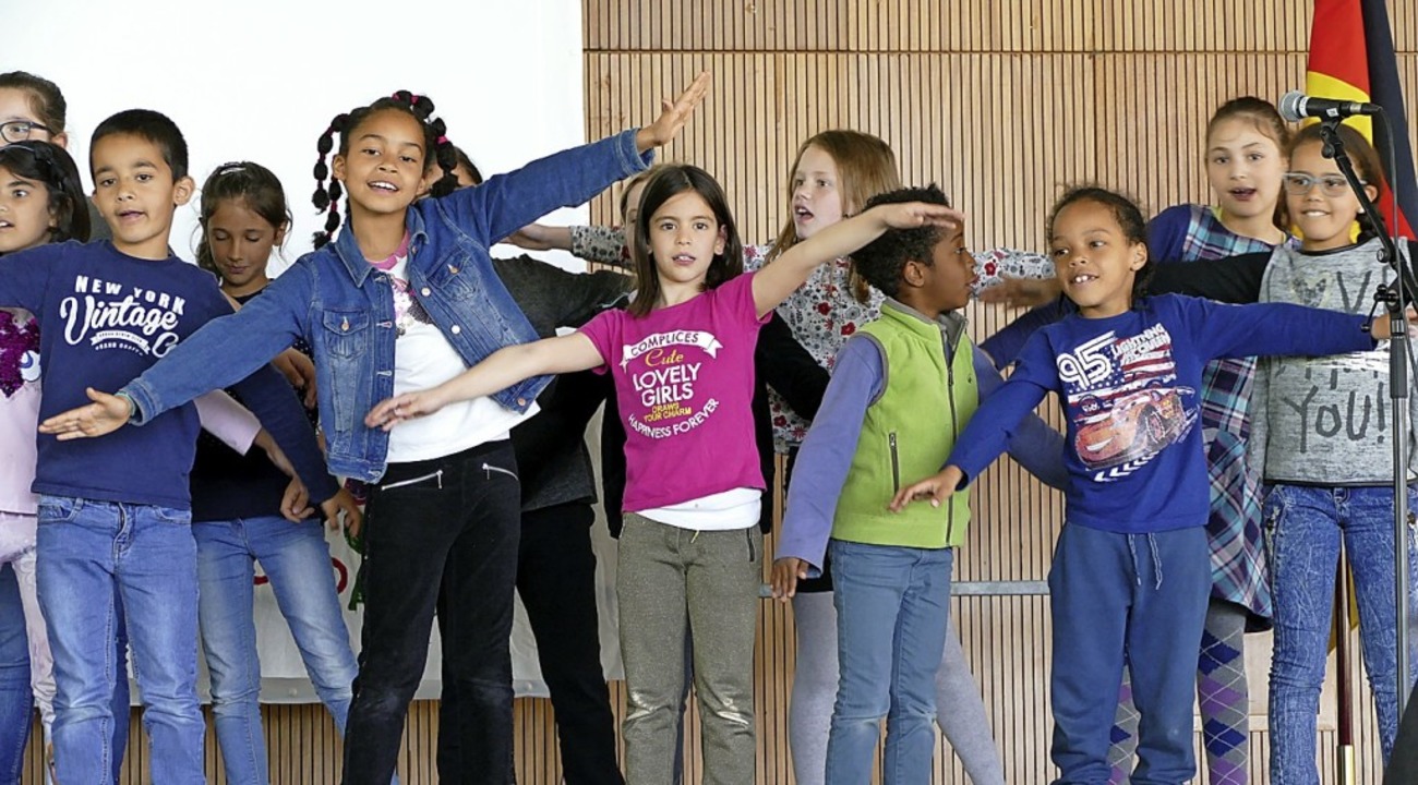 Die Kinder singen das Lied &#8222;Bigb...geht, unbedingt an die Luft zu müssen.  | Foto: Annika Markus, Annalisa Buchheit