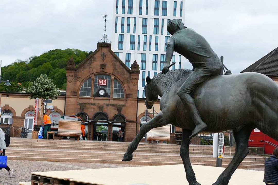 Der Hauptbahnhof verknpft verschieden.... Das Pferd ist allerdings aus Metall.  | Foto: Sabine Ehrentreich