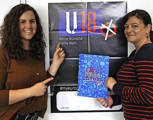Ramona Siebert und Brigita Bornefeld organisieren die U-18-Europawahl.  | Foto: Sarah Schdler