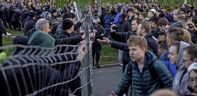 Demonstranten protestieren in Jekaterinburg.    | Foto: Anton Basanayev (dpa)