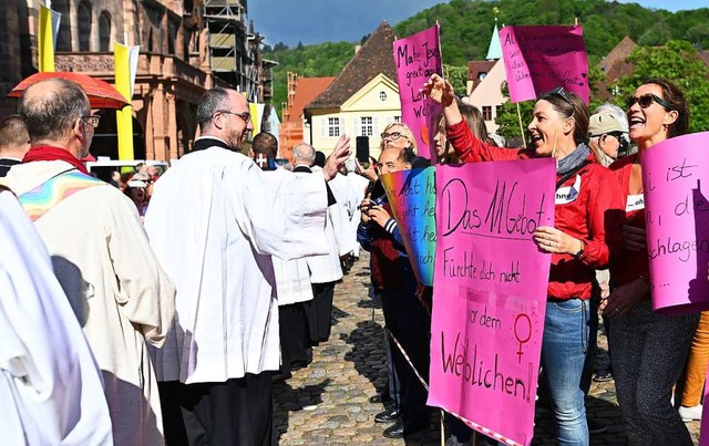 Teilnehmerinnen der Protestaktion vor dem Freiburger Mnster  | Foto: dpa