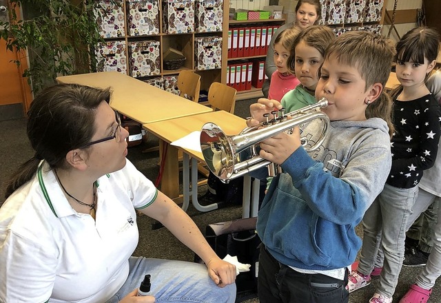 Bei Birgit Trinkl konnten die Zweitkl... der Trompete erste Tne zu entlocken.  | Foto: Ralf Eckert