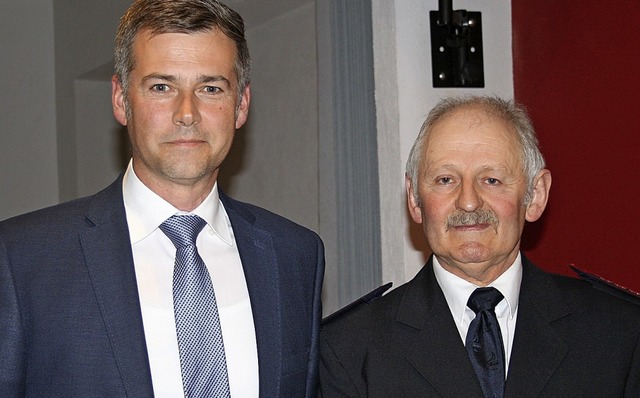 Alfons Langenbacher (rechts) wurde  vo...euerwehrabteilung Mnchingen ernannt.   | Foto: Mann