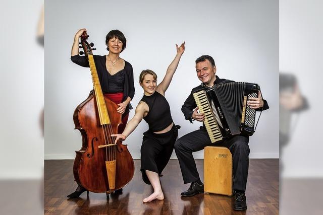 Trio aus Elise Wichmann (Tanz), France Beaudry-Wichmann (Kontrabass, Violine) und Franco Coali (Akkordeon) in Emmendingen